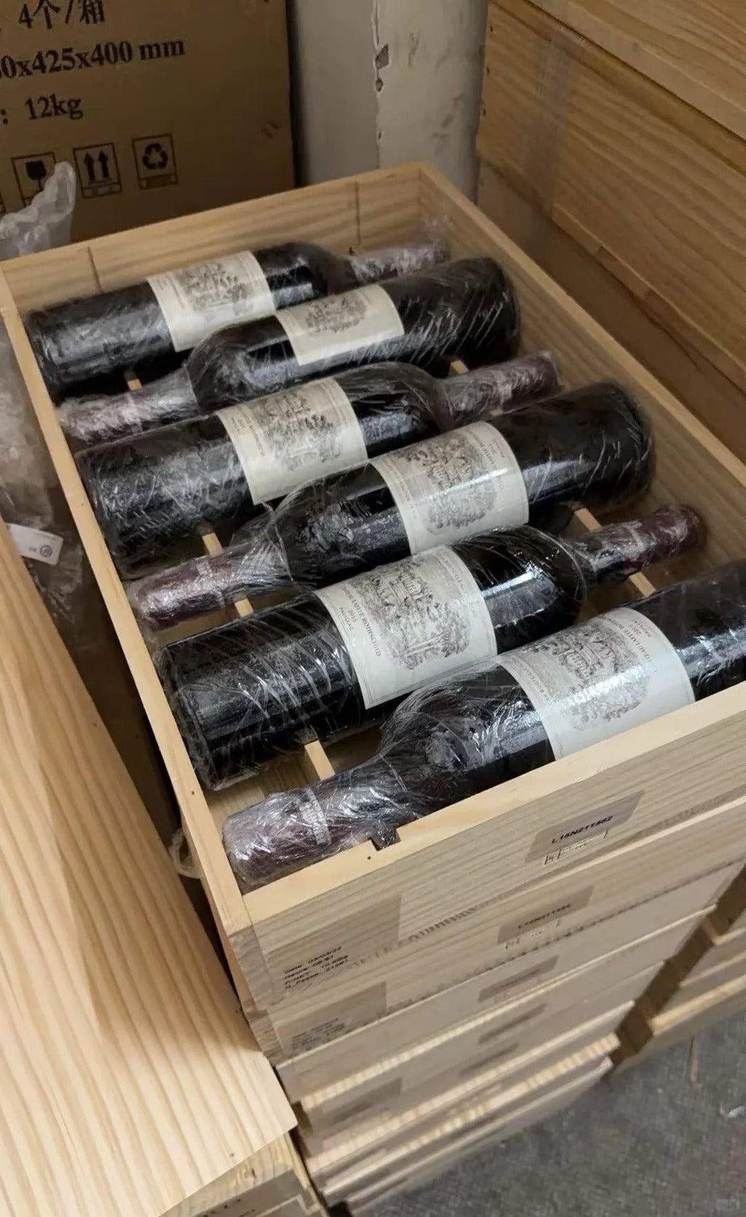 Older Château Lafite: Reading Fill Level, Closure and Condition reference image for identification and condition review