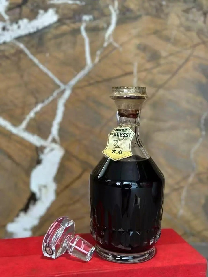Vintage Hennessy X.O ‘Gold Flower’: Labels, Bottle Shape and Provenance reference image for identification and condition
