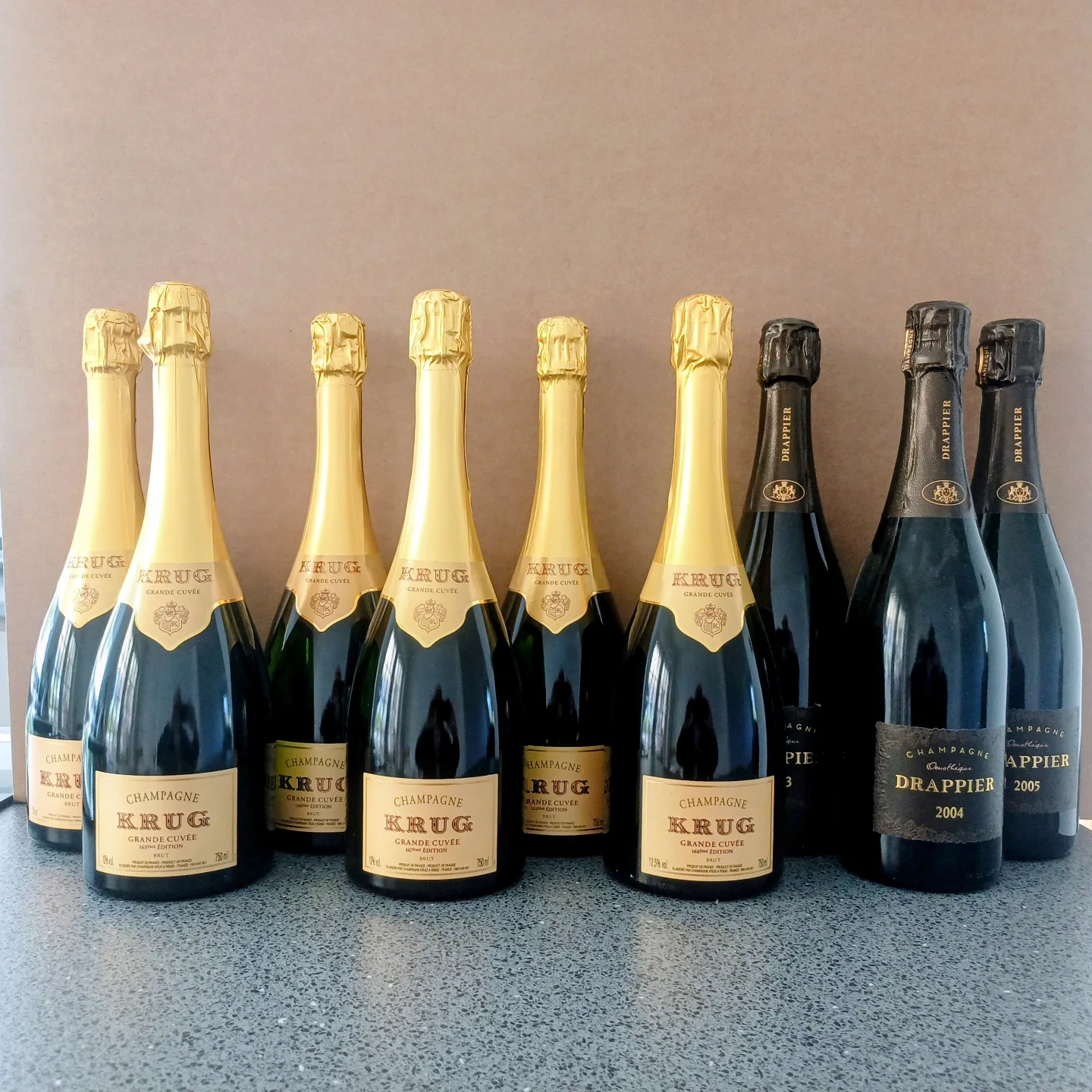 案例式情境：Krug 與 Drappier 香檳｜酒款、年份／批次與實物資料文章封面圖片